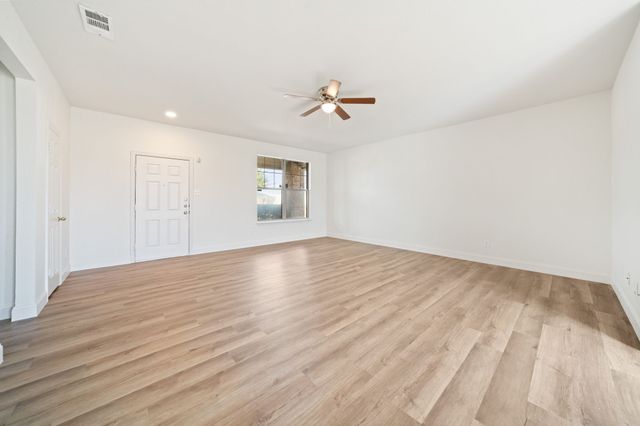 908 W Wintergreen Road, Lancaster, TX 75134