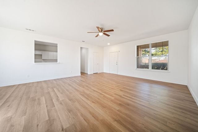 908 W Wintergreen Road, Lancaster, TX 75134