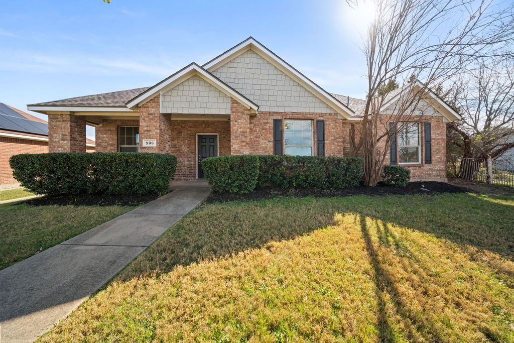 908 W Wintergreen Road, Lancaster, TX 75134