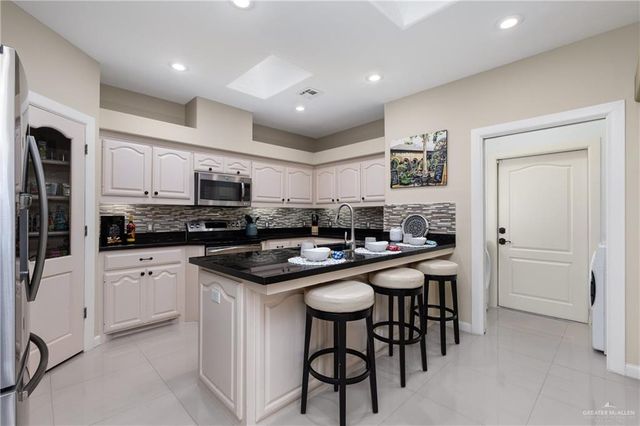 125 E Yucca Avenue, Mcallen, TX 78504