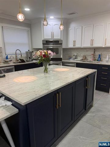 18 Sunrise Terrace, Bergenfield, NJ 07621