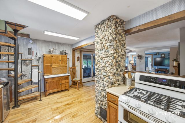 14960 White Creek Avenue NE, Cedar Springs, MI 49319