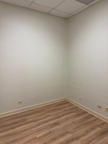 2306 W Touhy Avenue, Chicago, IL 60645