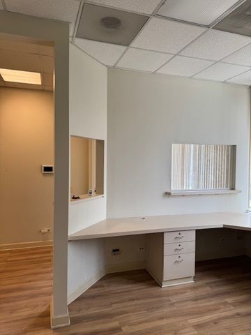 2306 W Touhy Avenue, Chicago, IL 60645