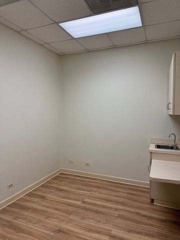 2306 W Touhy Avenue, Chicago, IL 60645