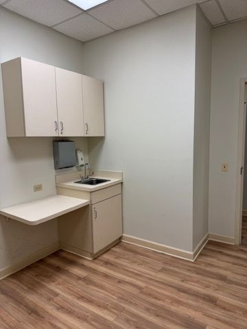 2306 W Touhy Avenue, Chicago, IL 60645