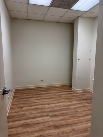 2306 W Touhy Avenue, Chicago, IL 60645