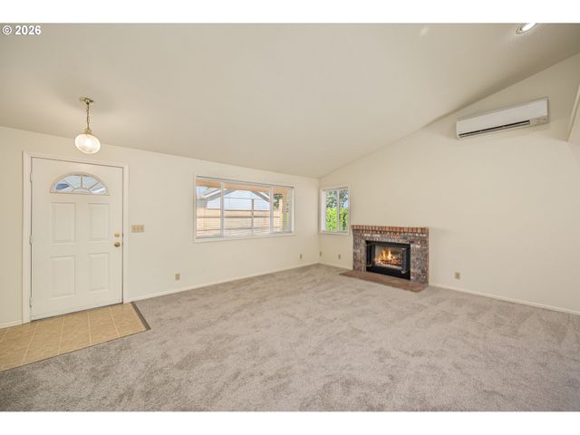 639 S 70TH St, Springfield, OR 97478