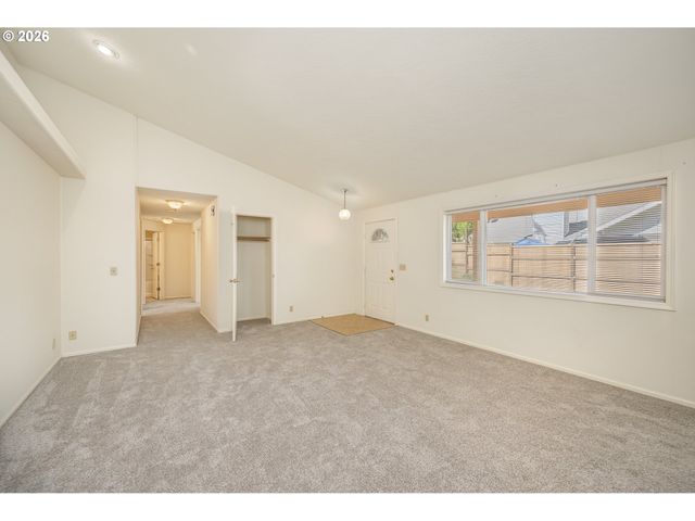 639 S 70TH St, Springfield, OR 97478