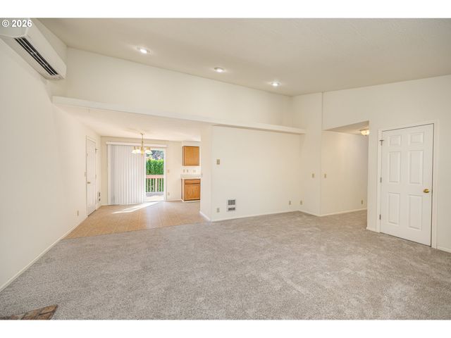639 S 70TH St, Springfield, OR 97478