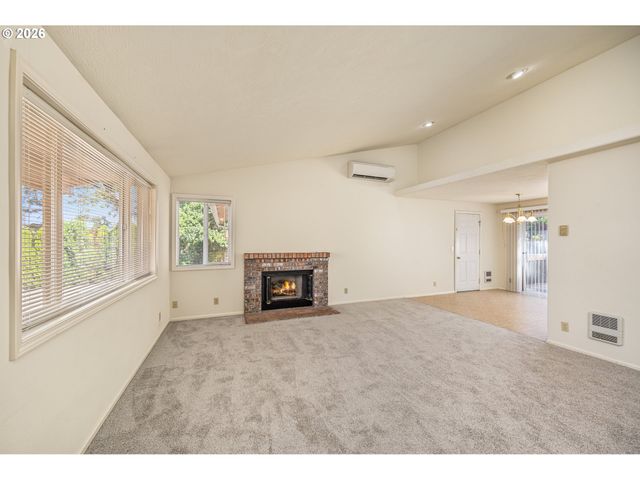 639 S 70TH St, Springfield, OR 97478