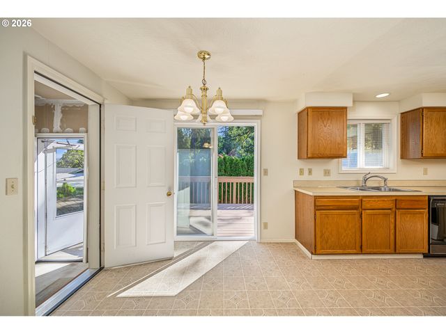 639 S 70TH St, Springfield, OR 97478