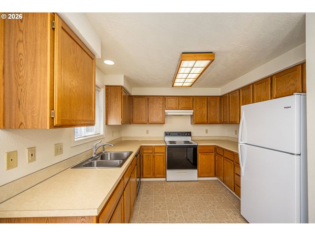 639 S 70TH St, Springfield, OR 97478