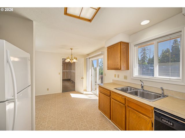 639 S 70TH St, Springfield, OR 97478