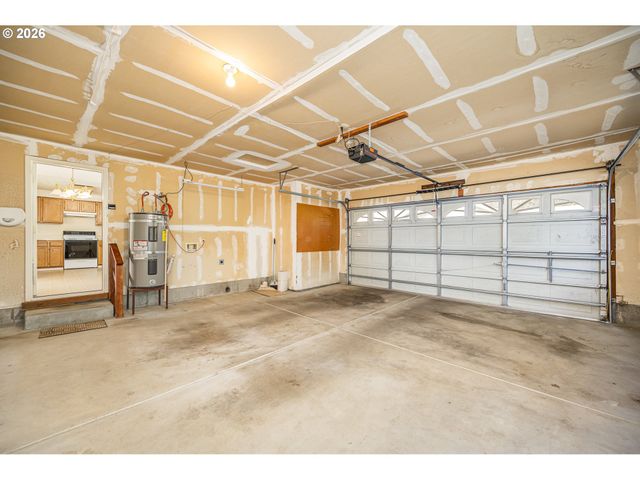 639 S 70TH St, Springfield, OR 97478