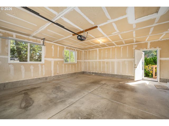 639 S 70TH St, Springfield, OR 97478
