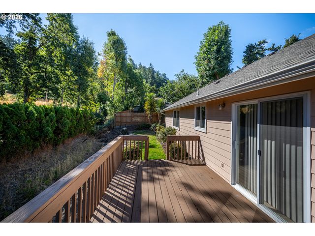 639 S 70TH St, Springfield, OR 97478
