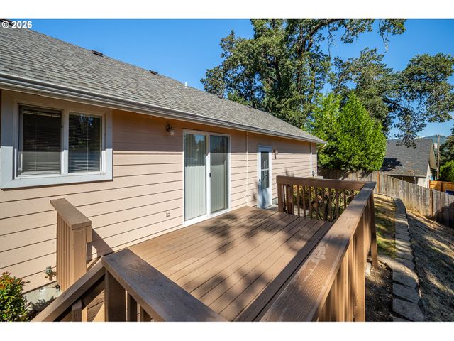 639 S 70TH St, Springfield, OR 97478