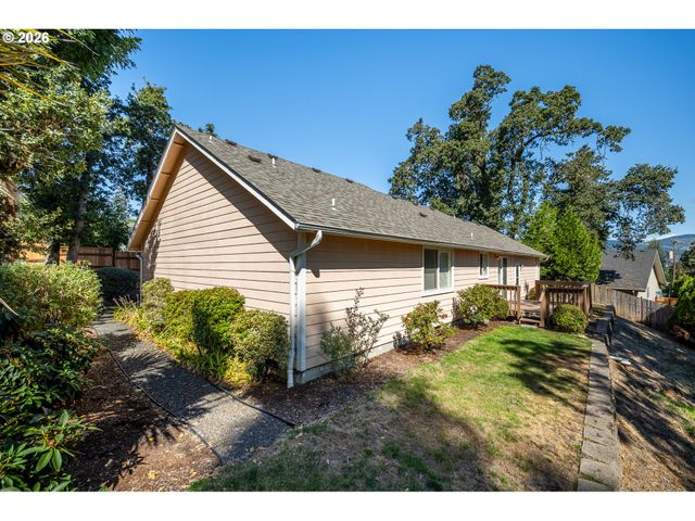 639 S 70TH St, Springfield, OR 97478