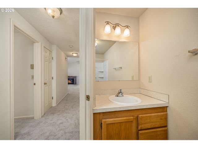 639 S 70TH St, Springfield, OR 97478