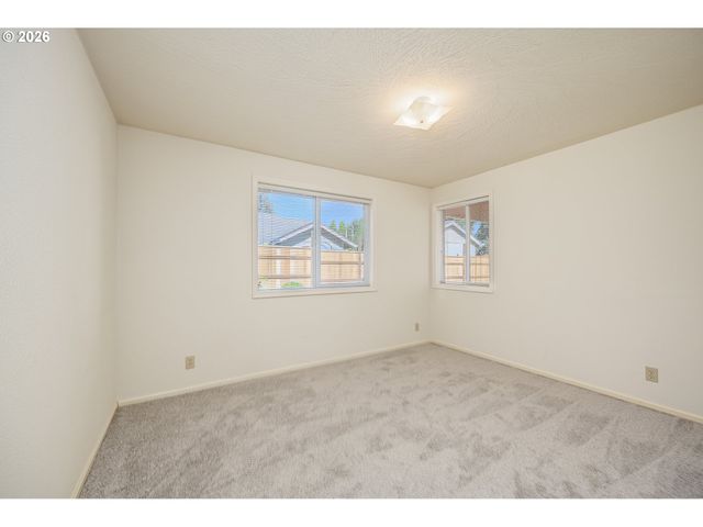 639 S 70TH St, Springfield, OR 97478