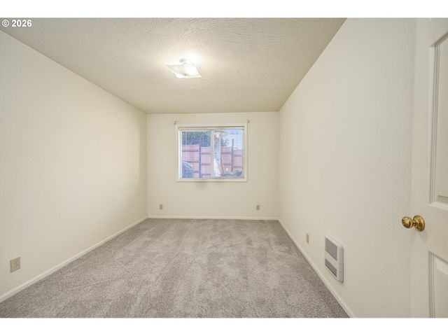 639 S 70TH St, Springfield, OR 97478