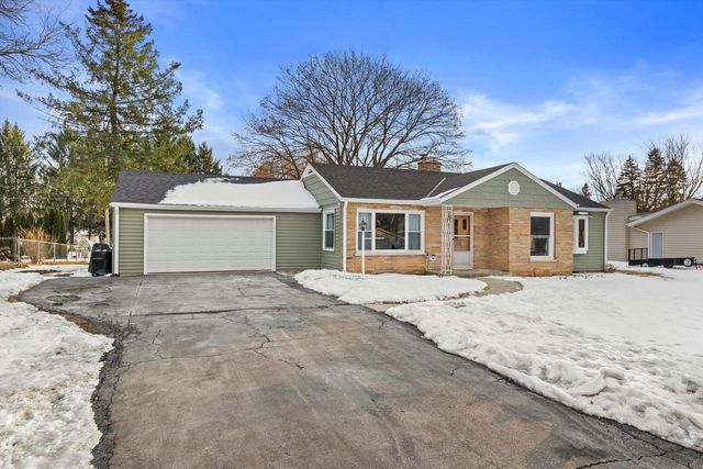 N62W23905 Sunset DRIVE, Sussex, WI 53089