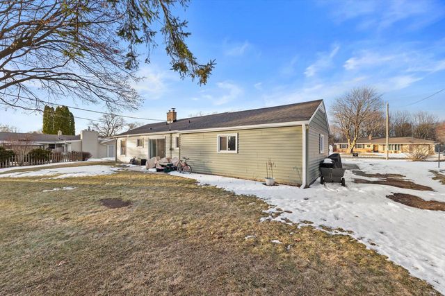 N62W23905 Sunset DRIVE, Sussex, WI 53089