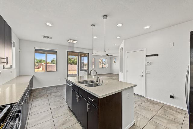 3275 E SPORTS Drive, Gilbert, AZ 85298