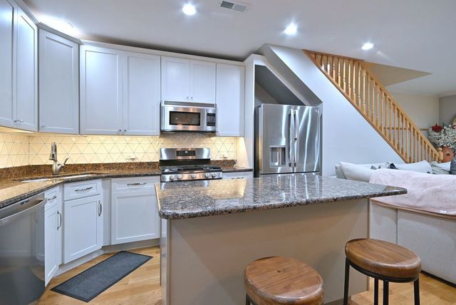 3338 N DAMEN Avenue 1, Chicago, IL 60618