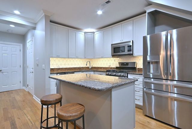 3338 N DAMEN Avenue 1, Chicago, IL 60618