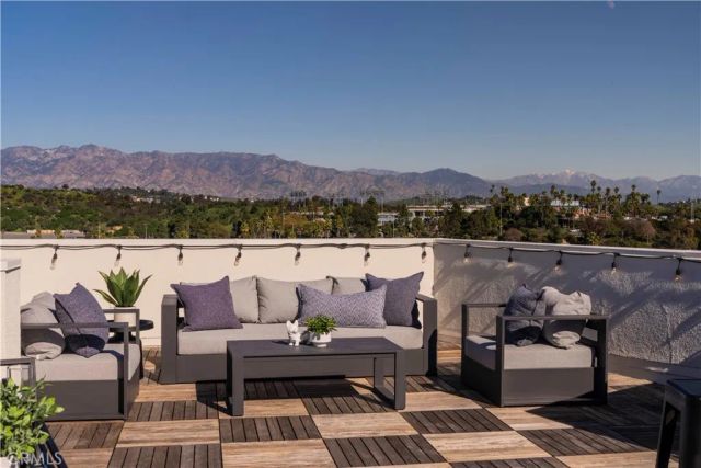 1025 White Knoll, Los Angeles, CA 90012