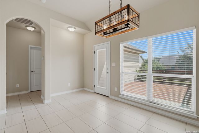 129 N 1ST ST, Floresville, TX 78114