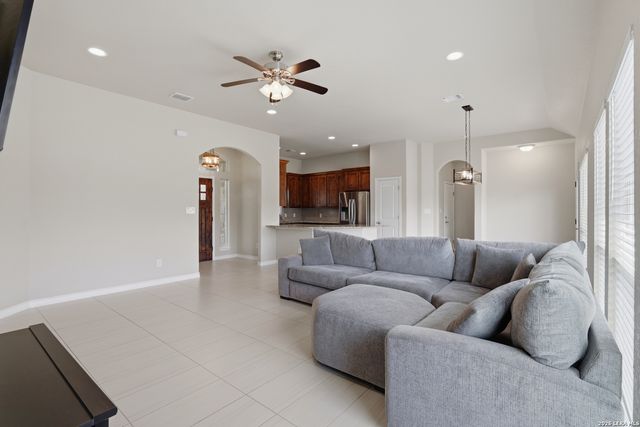 129 N 1ST ST, Floresville, TX 78114