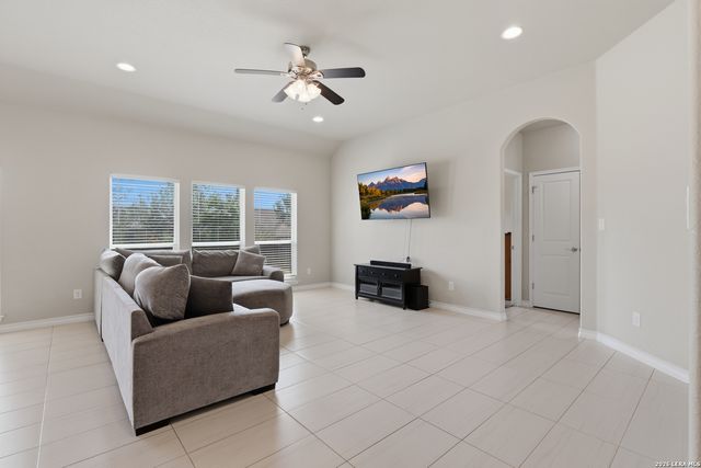 129 N 1ST ST, Floresville, TX 78114