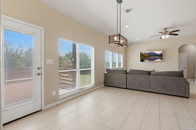 129 N 1ST ST, Floresville, TX 78114