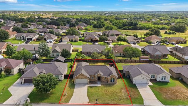 129 N 1ST ST, Floresville, TX 78114