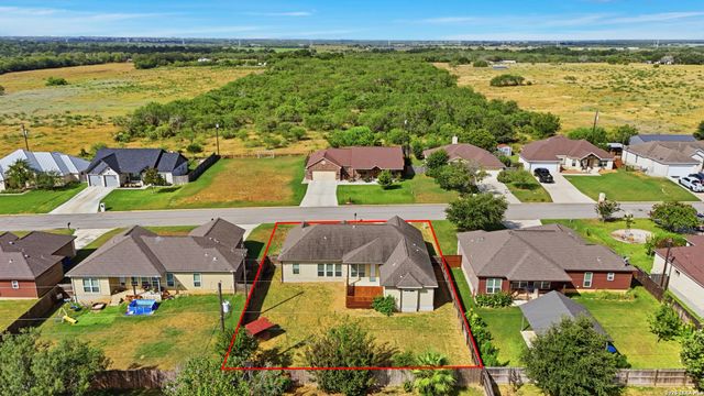 129 N 1ST ST, Floresville, TX 78114