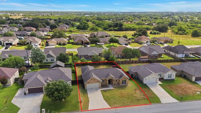 129 N 1ST ST, Floresville, TX 78114