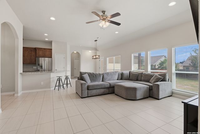 129 N 1ST ST, Floresville, TX 78114