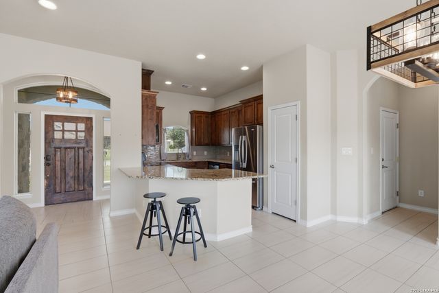 129 N 1ST ST, Floresville, TX 78114