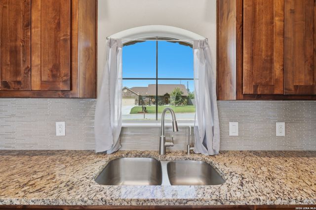 129 N 1ST ST, Floresville, TX 78114