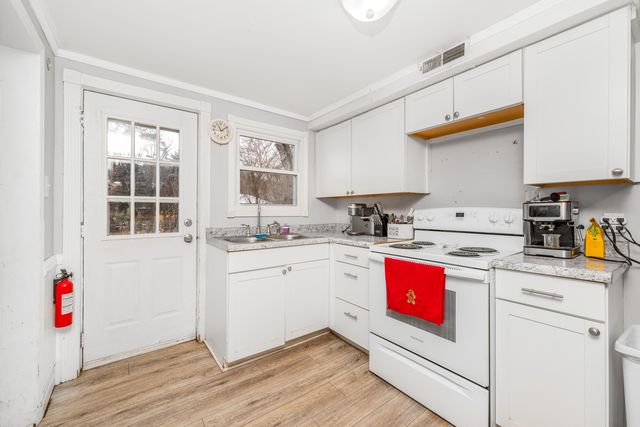 4240 Oakland Drive, Kalamazoo, MI 49008