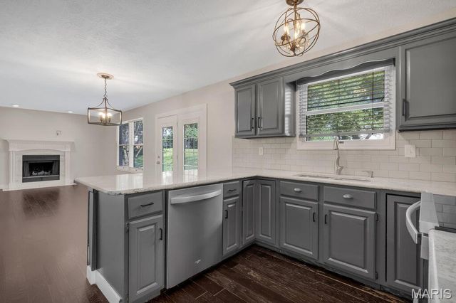 1902 Cheyenne Drive, Godfrey, IL 62035
