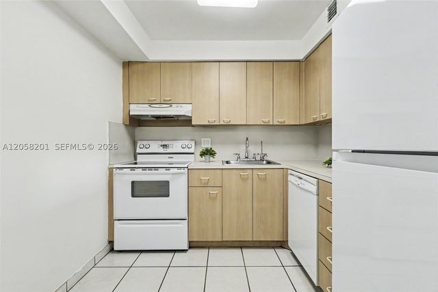 1825 W 44th Pl 509, Hialeah, FL 33012