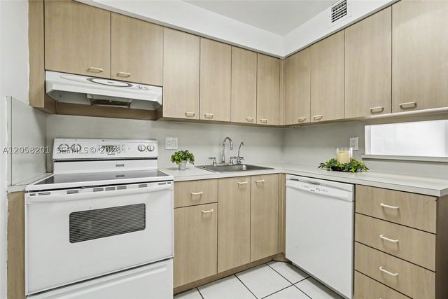1825 W 44th Pl 509, Hialeah, FL 33012
