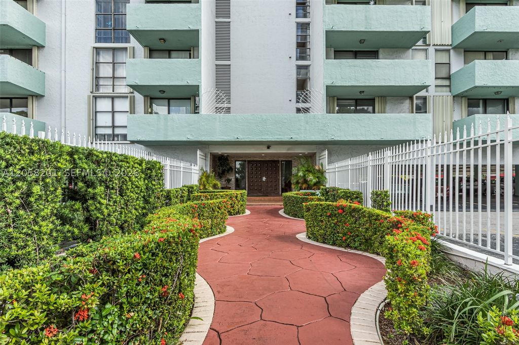1825 W 44th Pl 509, Hialeah, FL 33012