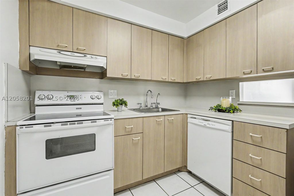 Image 14 of property listing at 1825 W 44th Pl 509, Hialeah, FL 33012