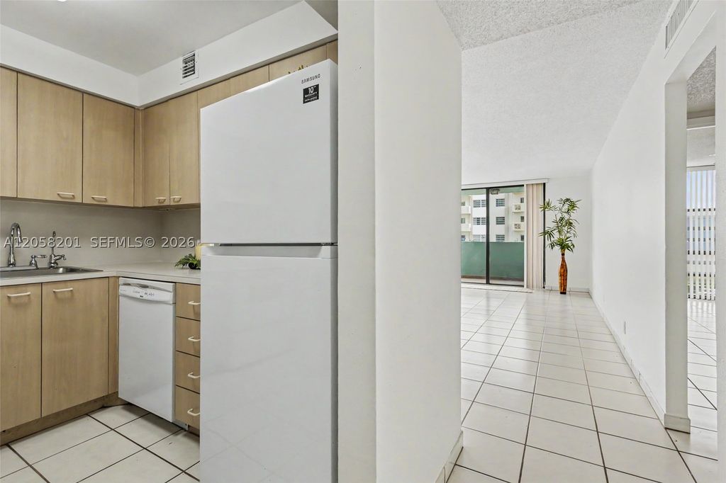 Image 17 of property listing at 1825 W 44th Pl 509, Hialeah, FL 33012