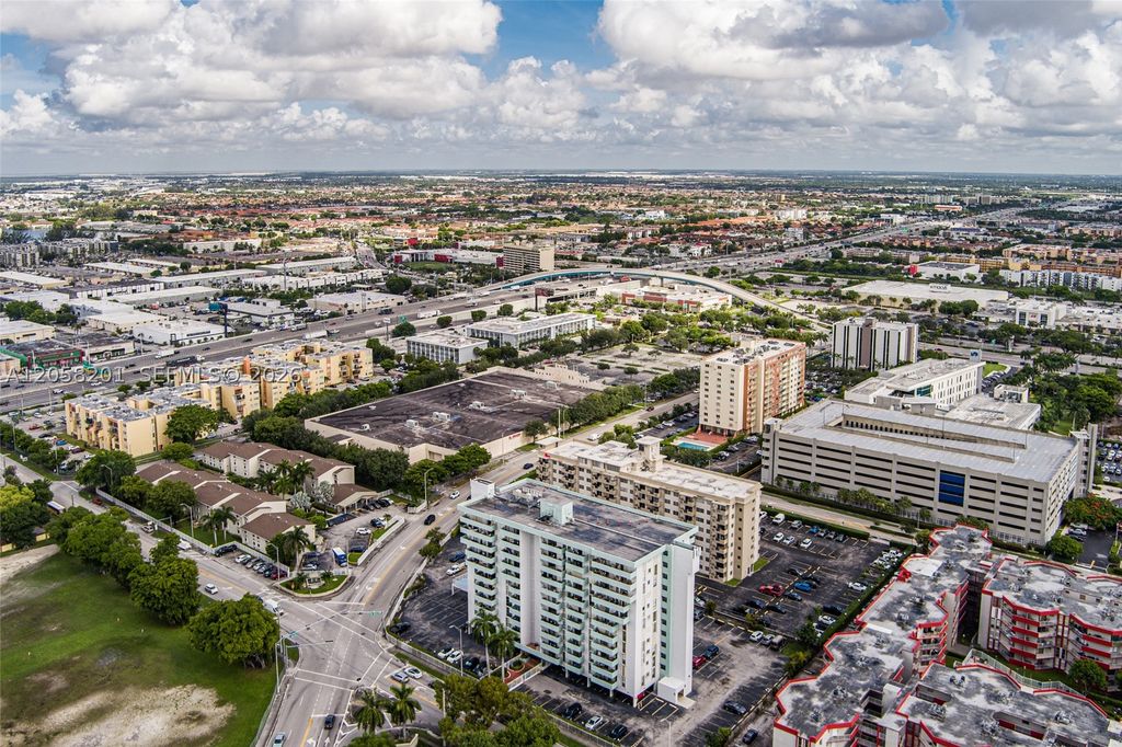 Image 3 of property listing at 1825 W 44th Pl 509, Hialeah, FL 33012